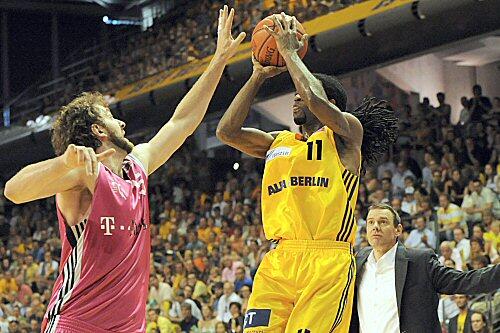 Julius Jenkins (Alba, M.) gegen Kruel (l.) und Trainer Koch (beide Bonn)