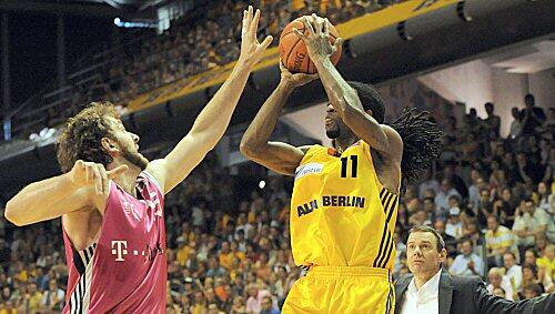 Julius Jenkins (Alba, M.) gegen Kruel (l.) und Trainer Koch (beide Bonn) Julius Jenkins (Alba, M.) gegen Kruel (l.) und Trainer Koch (beide Bonn)