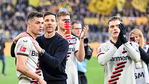 Leverkusens Trainer Xabi Alonso feiert mit seinen Spielern das Remis bei Borussia Dortmund.