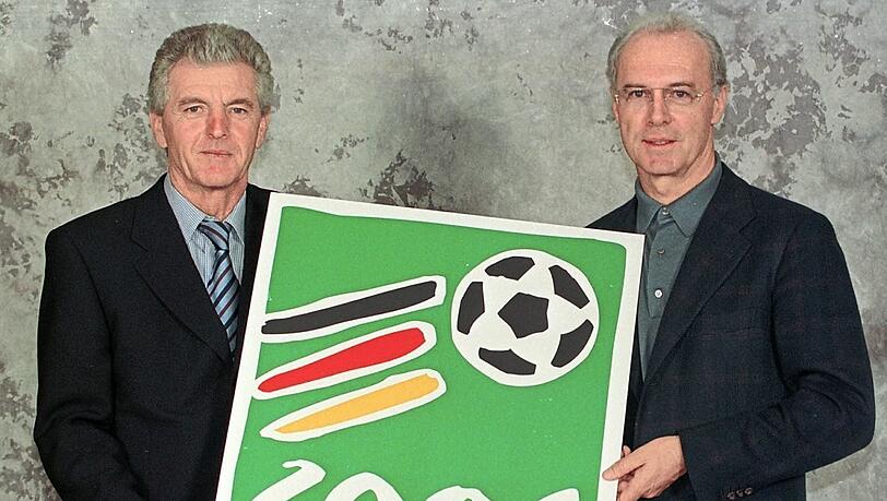 "Franz war bis zum Schluss überzeugt, dass die WM nicht gekauft war": Beckenbauer (r. neben Erich Ribbeck). "Franz war bis zum Schluss überzeugt, dass die WM nicht gekauft war": Beckenbauer (r. neben Erich Ribbeck).