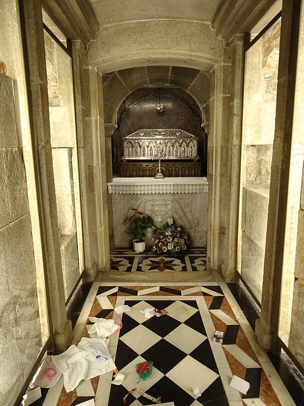 Ziel der Jakobsweg-Pilger: Das Grab, in denen sich die Gebeine des Apostel Jakobus befinden sollen, welches man in der Kathedrale von Santiago de Compostela besuchen kann. Ziel der Jakobsweg-Pilger: Das Grab, in denen sich die Gebeine des Apostel Jakobus befinden sollen, welches man in der Kathedrale von Santiago de Compostela besuchen kann.