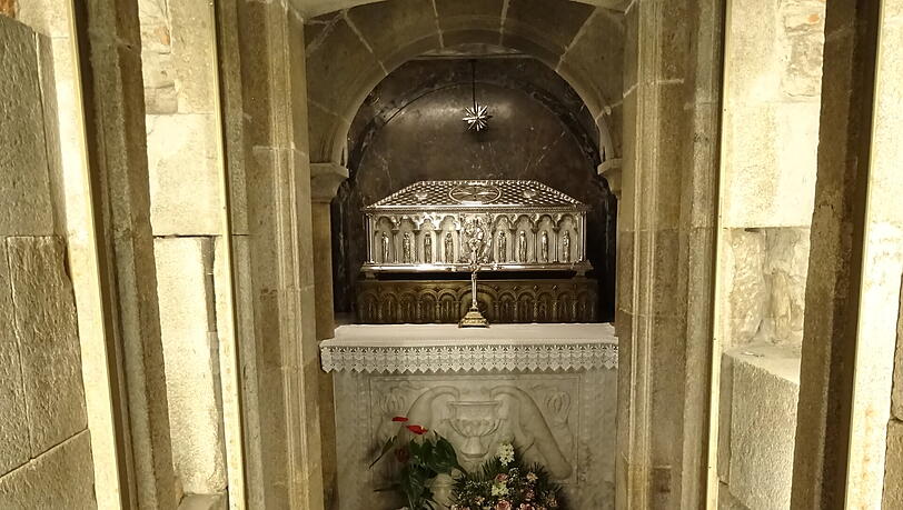 Ziel der Jakobsweg-Pilger: Das Grab, in denen sich die Gebeine des Apostel Jakobus befinden sollen, welches man in der Kathedrale von Santiago de Compostela besuchen kann. Ziel der Jakobsweg-Pilger: Das Grab, in denen sich die Gebeine des Apostel Jakobus befinden sollen, welches man in der Kathedrale von Santiago de Compostela besuchen kann.
