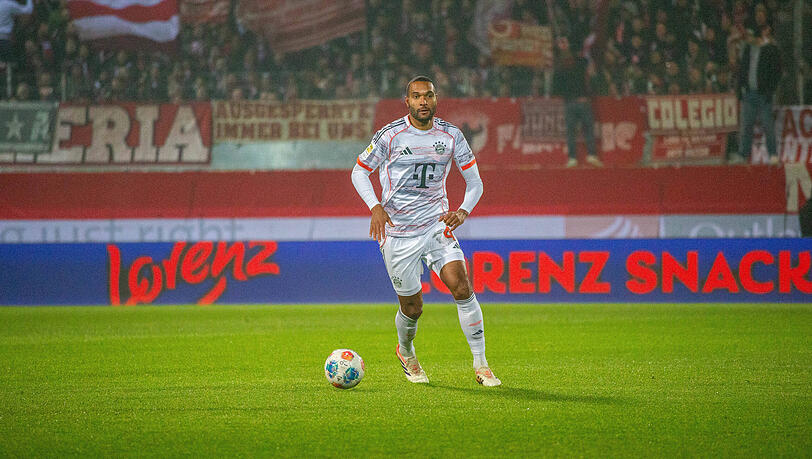 Jeder Spieler fokussiert sich anders. Mit der AZ hat Jonathan Tah &uuml;ber seine Ausgleichsrituale und seinen Glauben gesprochen &ndash; hier beim Spiel gegen Heidenheim.