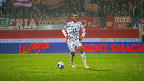 Jeder Spieler fokussiert sich anders. Mit der AZ hat Jonathan Tah &uuml;ber seine Ausgleichsrituale und seinen Glauben gesprochen &ndash; hier beim Spiel gegen Heidenheim.