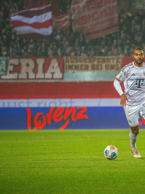 Jeder Spieler fokussiert sich anders. Mit der AZ hat Jonathan Tah &uuml;ber seine Ausgleichsrituale und seinen Glauben gesprochen &ndash; hier beim Spiel gegen Heidenheim.