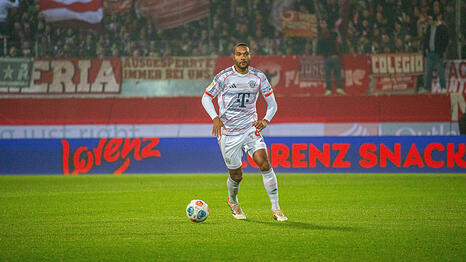 Jeder Spieler fokussiert sich anders. Mit der AZ hat Jonathan Tah &uuml;ber seine Ausgleichsrituale und seinen Glauben gesprochen &ndash; hier beim Spiel gegen Heidenheim.