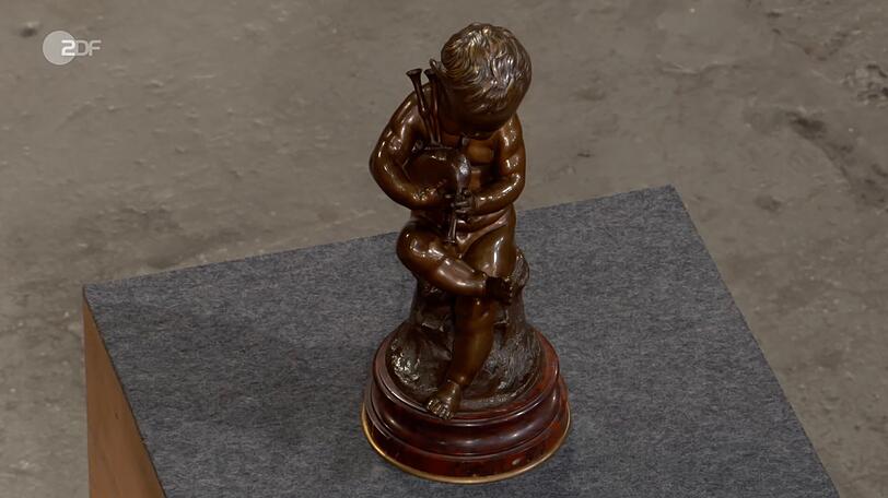 Ein musizierender Engel mit Musette aus Bronze datierte Bianca Berding zwischen 1852 und 1870. F&uuml;r die seltene Darstellung des franz&ouml;sischen K&uuml;nstlers Jean-Baptiste Lebroc wurden 600 bis 700 Euro gew&uuml;nscht, 400 bis 600 Euro taxiert und von Wolfgang Pauritsch 700 Euro gezahlt.