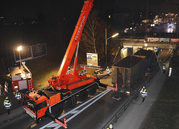 Der Lkw hatte sich unter einer Brücke in der Dachauer Straße verkeilt