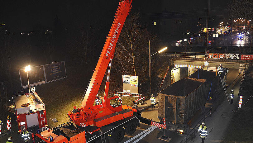 Der Lkw hatte sich unter einer Brücke in der Dachauer Straße verkeilt Der Lkw hatte sich unter einer Brücke in der Dachauer Straße verkeilt
