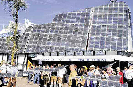 Noch ist das nur eine Fotomontage: Die Fischer-Vroni mit Solarzellen auf dem Dach.