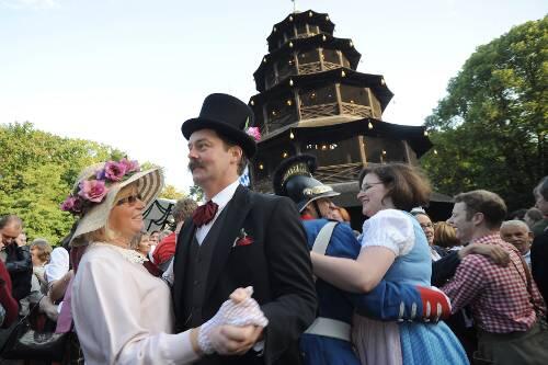 Am Sonntag ist es wieder soweit. Der Kocherlball unterm Chinesischen Turm lockt.