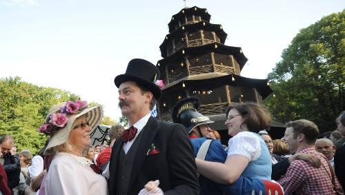Am Sonntag ist es wieder soweit. Der Kocherlball unterm Chinesischen Turm lockt. Am Sonntag ist es wieder soweit. Der Kocherlball unterm Chinesischen Turm lockt.