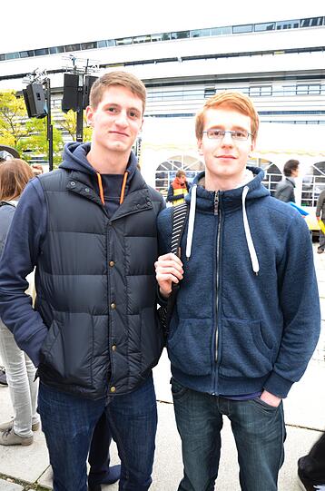 Alexander (18) und Jonathan (18) aus Ulm studieren Maschinenwesen und Molekulare Biotechnologie. Die beiden haben sich schon immer für Naturwissenschaft und Technik interessiert. Jonathan will später in die Forschung und am liebsten eine Professur antreten. Alexander hingegen zieht es in die Wirtschaft. Er will noch einen Master in Luft und Raumfahrt oben drauf legen und dann zum Beispiel in der Logistik arbeiten.