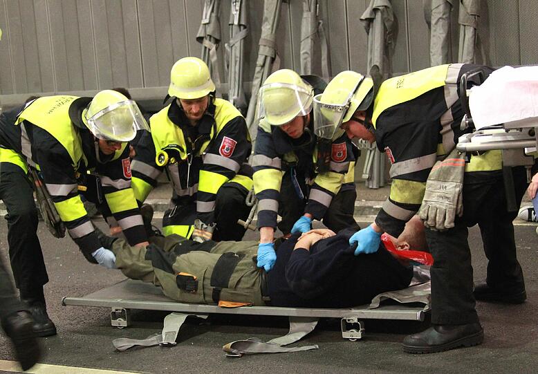 Ein schwerer Autounfall im Tunnel, klaffende Wunden, schreiende Verletzte: Rettungskräfte haben den Ernstfall im Richard-Strauss-Tunnel geprobt. Die AZ war dabei und hat den großen Übungseinsatz verfolgt.