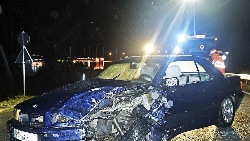Unfall in Unterföhring: Vier Personen erlitten Verletzungen. Unfall in Unterföhring: Vier Personen erlitten Verletzungen.
