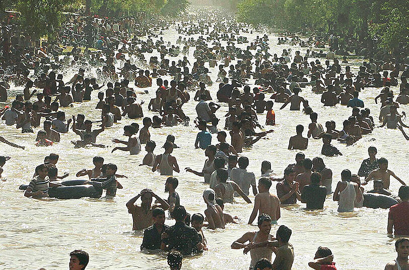 Hitzewelle 2009: Menschen kühlen sich im Kanal von Lahore ab. (Archivbild)