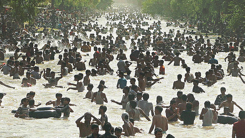 Hitzewelle 2009: Menschen kühlen sich im Kanal von Lahore ab. (Archivbild) Hitzewelle 2009: Menschen kühlen sich im Kanal von Lahore ab. (Archivbild)