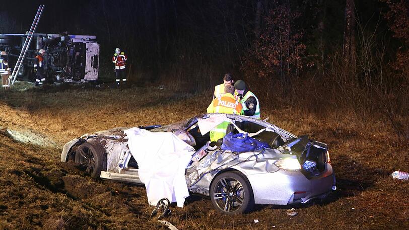 Der Wagen geriet er auf der Autobahn 3 ins Schleudern und krachte ins Heck eines Lkw. Der junge Mann war sofort tot.