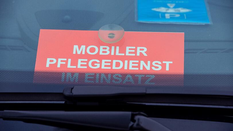 "Mobiler Pflegedienst im Einsatz" - ein Hinweisschild im Auto eines Pflegedienstes. (Symbolbild)
