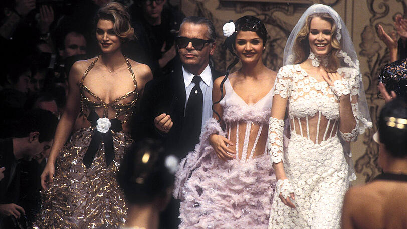1993: Karl Lagerfeld in Begleitung von Cindy Crawford, Claudia Schiffer und Helena Christensen (von links).