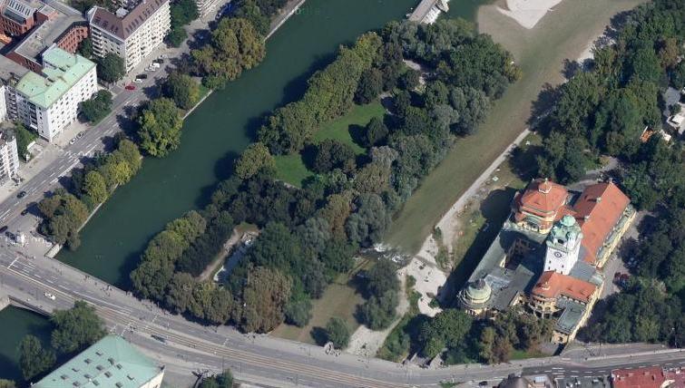 Das Müller'sche Volksbad (rechts im Bild) liegt direkt an der Isar.