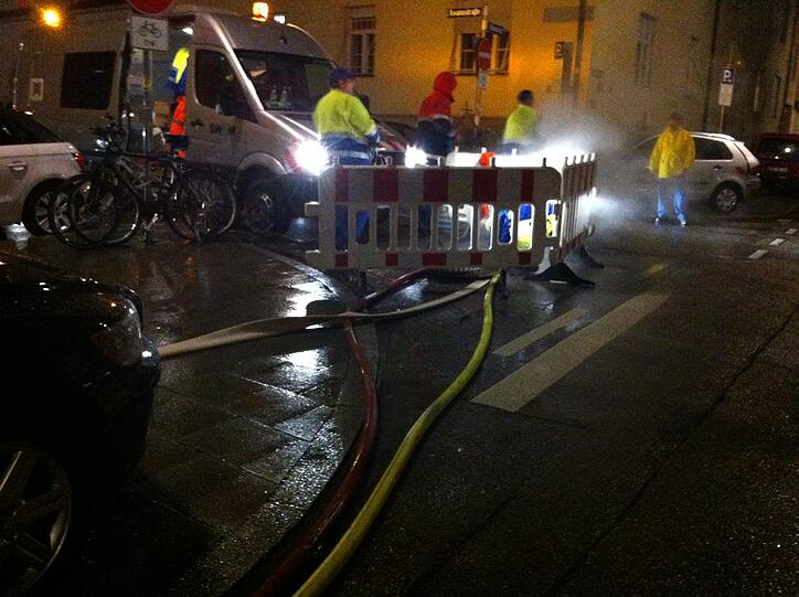 Unter der Teerdecke drückte das Grundwasser nach oben.