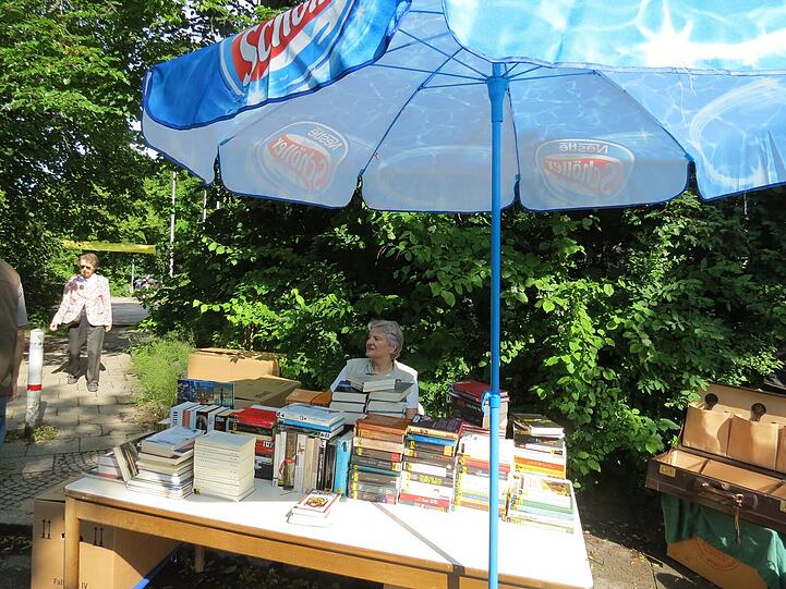 Bücherverkauf beim Benefiz-Flohmarkt.