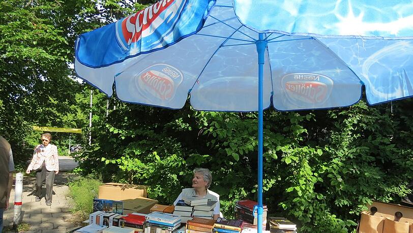 Bücherverkauf beim Benefiz-Flohmarkt. Bücherverkauf beim Benefiz-Flohmarkt.