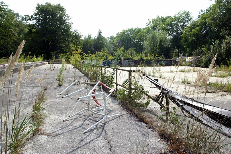 Wuchernde Pflanzen im früheren Schwimmbecken: Das Floriansmühlbad liegt brach.