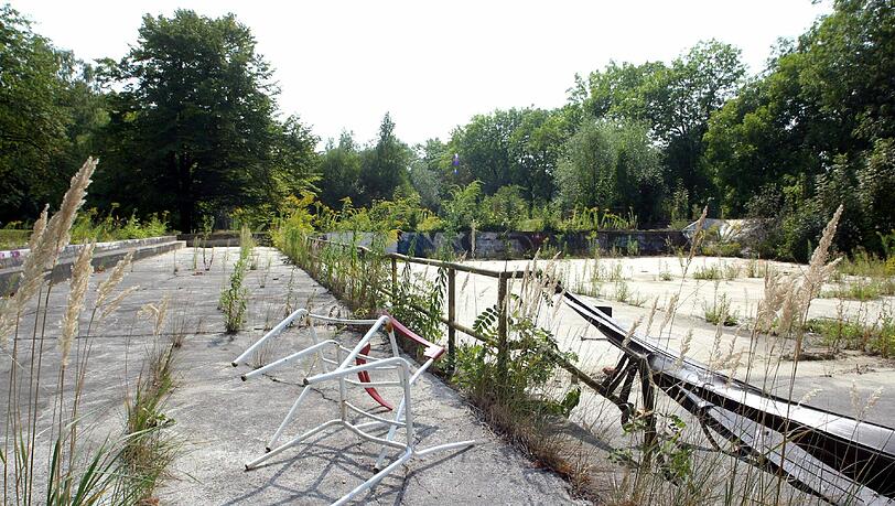 Wuchernde Pflanzen im früheren Schwimmbecken: Das Floriansmühlbad liegt brach. Wuchernde Pflanzen im früheren Schwimmbecken: Das Floriansmühlbad liegt brach.