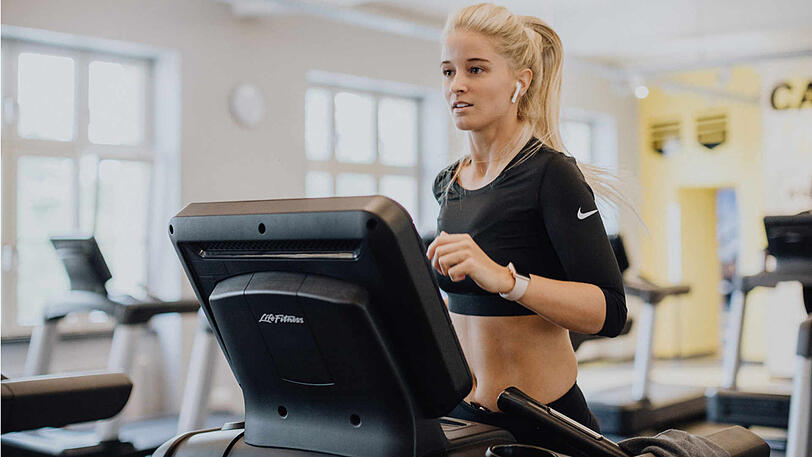 FIT STAR ATHLETE Lisa auf dem Laufband.