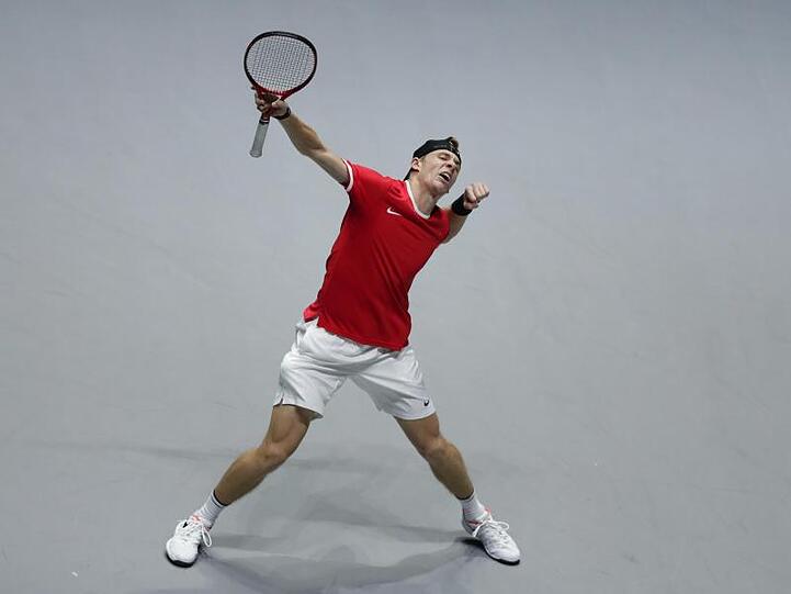 Denis Shapovalov freut sich über seinen Sieg.