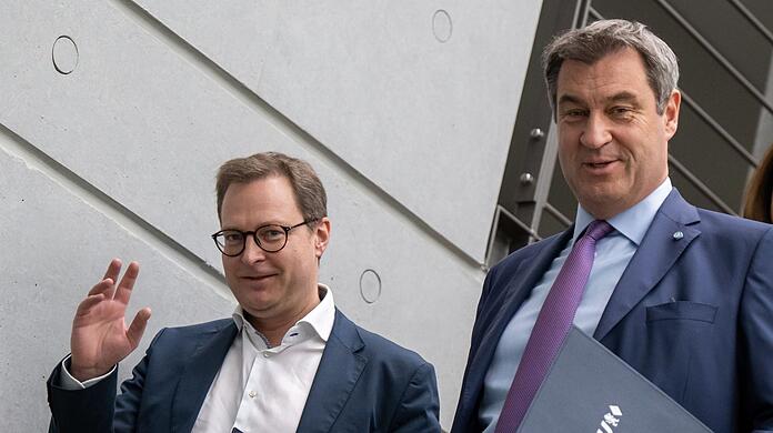 Markus Söder (r) und Martin Huber gehen gemeinsam zur Sitzung des CSU-Parteivorstands.