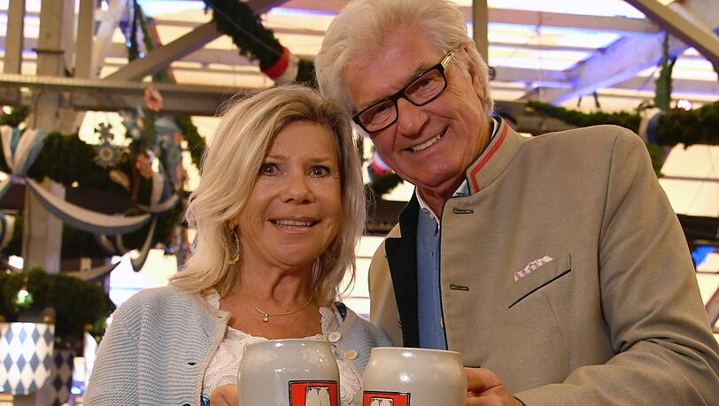 Marianne und Michael bei der Wiesn-Eröffnung im Schottenhamel-Festzelt: Das Paar hat sich inzwischen mit dem Coronavirus infiziert.