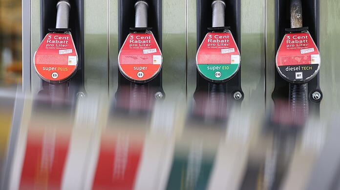 Eine Zapfsäule an einer Tankstelle in Kaufbeuren.