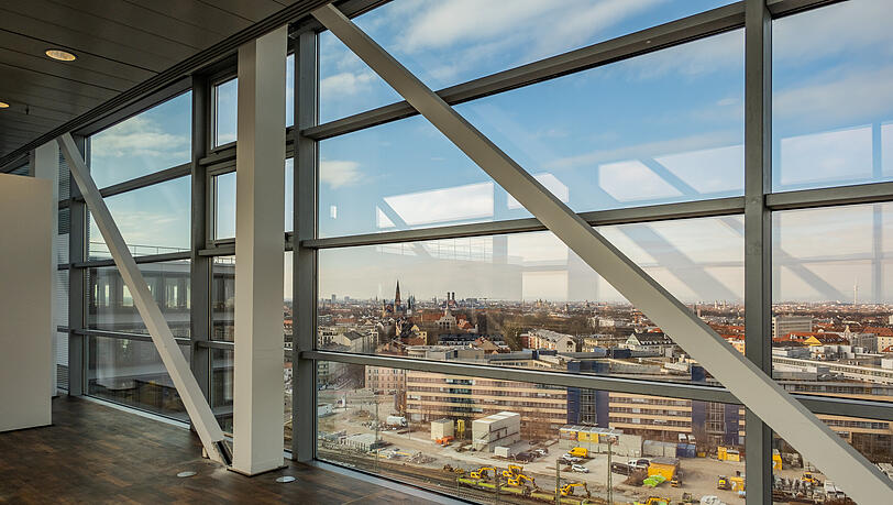 Die Glasbrücke verbindet die einzelnen Türme der Ten Towers - und kann auch als Veranstaltungsort dienen. Die Glasbrücke verbindet die einzelnen Türme der Ten Towers - und kann auch als Veranstaltungsort dienen.