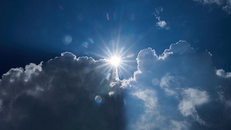 Ein Mix aus Sonne und Wolken bringt die neue Woche mit sich, es bleibt überwiegend trocken. (Symbolbild)