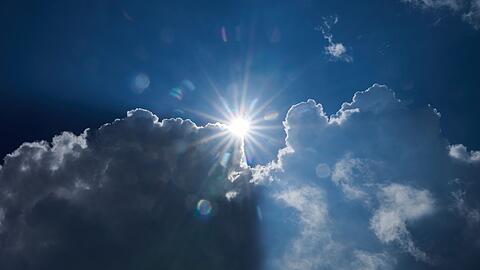 Ein Mix aus Sonne und Wolken bringt die neue Woche mit sich, es bleibt überwiegend trocken. (Symbolbild)