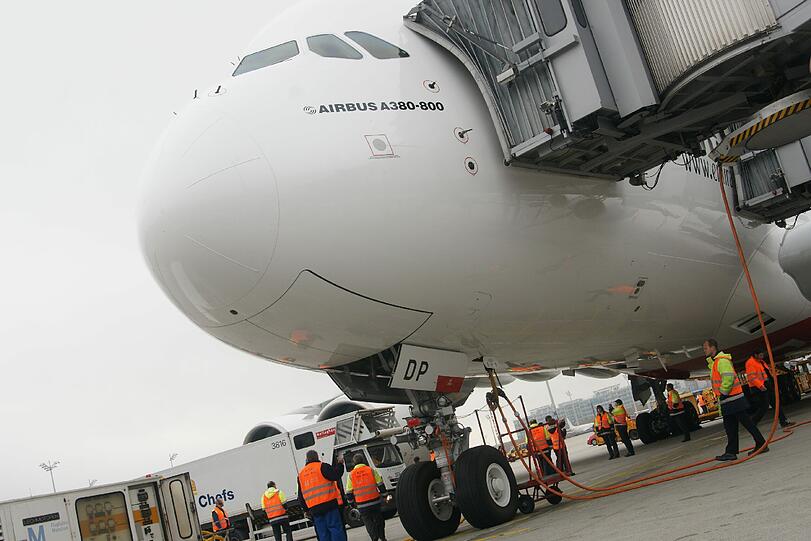 Die Emirates-Maschine landete am Mittag von Dubai kommend bei diesigem Wetter auf dem Münchner Airport. Bilder vom A380 in München