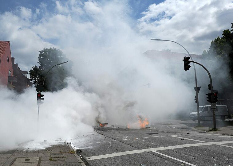 Brennende Straßenblockaden und aggressive Demonstranten: Bei einer Kundgebung von Rechtsextremisten zum "Tag der Deutschen Zukunft" kam es am Samstag in Hamburg zu schweren Ausschreitungen. Trotz eines Großaufgebots der Polizei mit mehreren tausend Beamten aus mehreren Bundesländern konnte sie Rechte und linke Gegendemonstranten nicht immer auseinanderhalten. Mehrere tausend Menschen und ein breites Bündnis aus Parteien, Gewerkschaften, Vereinen, Kirchen und anderen gesellschaftlichen Organisationen hatten sich gegen die rechte Kundgebung formiert.