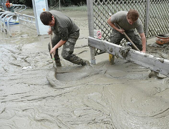 Die Jahrhundert-Flut: Die bewegenden Hochwasser-Bilder.