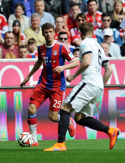 THOMAS MÜLLER - NOTE 2 - Lief, als hätte es die Verlängerung am Mittwoch nicht gegeben. Traf eigentlich regelgerecht zum 2:0, zählte aber trotzdem nicht. Nach Lahms Auswechslung Kapitän. Machte das 3:0 aus fast unmöglichem Winkel.
