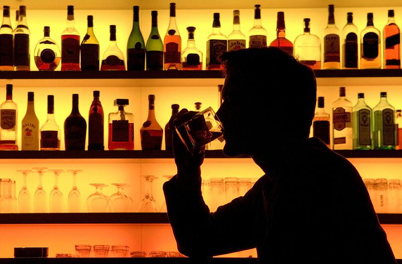 Derzeit gelten etwa 1,77 Millionen Erwachsene bis 64 Jahren als alkoholabhängig.