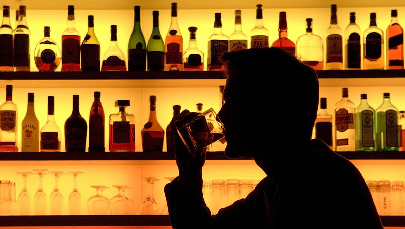 Derzeit gelten etwa 1,77 Millionen Erwachsene bis 64 Jahren als alkoholabhängig. Derzeit gelten etwa 1,77 Millionen Erwachsene bis 64 Jahren als alkoholabhängig.