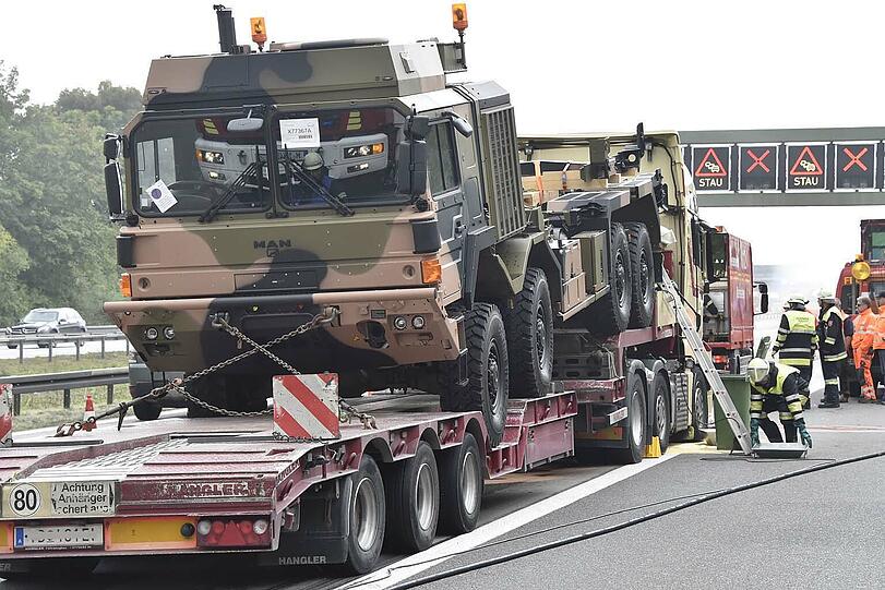 Nach dem Unfall mit drei Lastwagen auf der A99 kam es zu kilometerlangen Rückstaus.