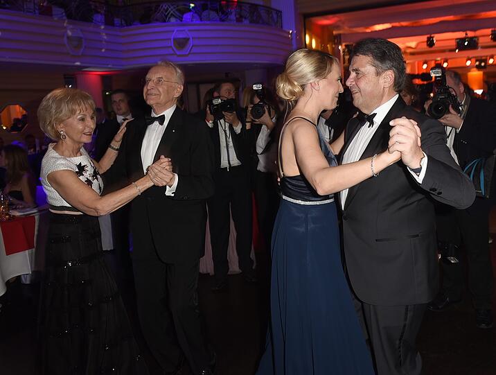 Sigmar Gabriel, Bundesaussenminister (SPD, r), seine Frau Anke Stadler, der ehemalige bayerische Ministerpräsident Edmund Stoiber und seine Frau Karin beim Tanzen.