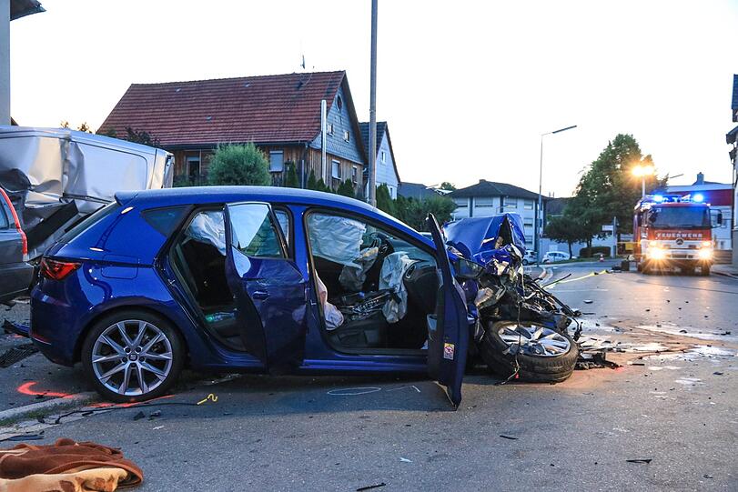 Spektakuläre Szenen im Landkreis Coburg: Ein 19-Jähriger will sich einer Polizeikontrolle entziehen und hinterlässt eine Spur der Verwüstung - die Bilder vom Einsatz.