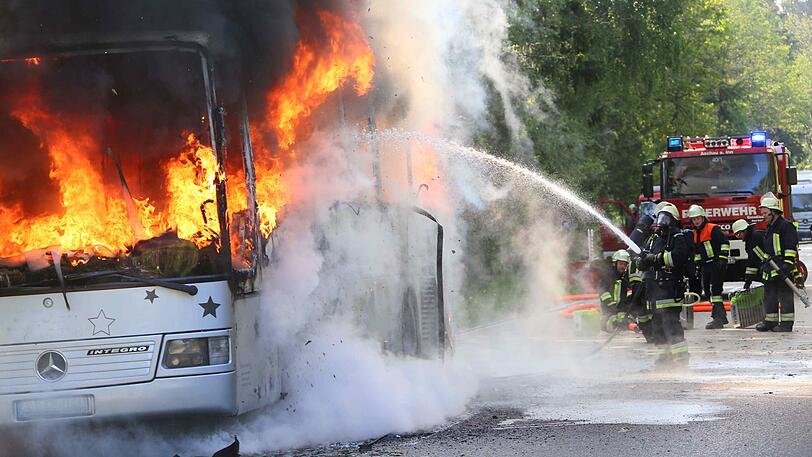 Der Bus ist völlig ausgebrannt - verletzt wurde glücklicherweise niemand.