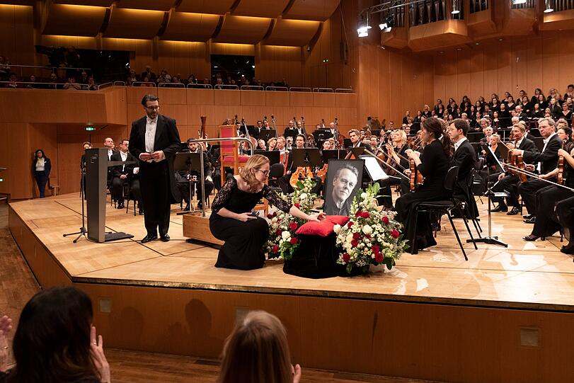 Ein Musiker und eine Musikerin des BR-Symphonieorchesters ehren Mariss Jansons posthum mit der Hartmann-Medaille.