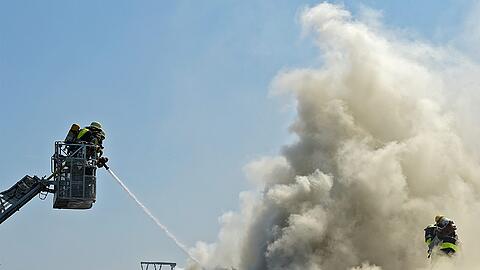 In Aubing löste der Brand auf einem Flachdach einen Großeinsatz aus. Die Bilder.